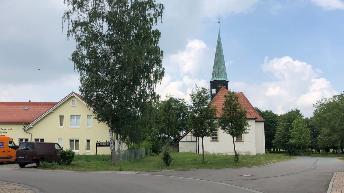 Blick auf die Nikolaikirche Großzössen