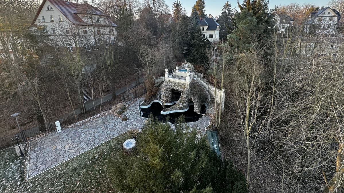 Blick vom Turm auf die Grotte