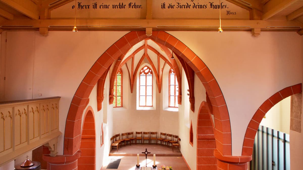 Blick in den Chor der Ueberauer Kirche