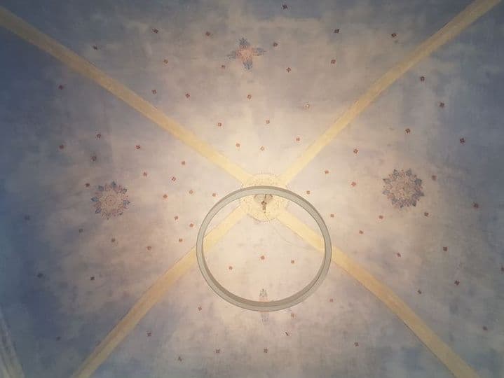 Decke der ehemaligen Synagoge Schupbach mit dem neuen Strahler.