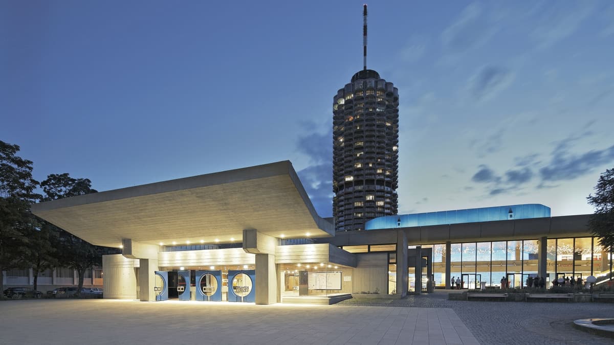 Kongress am Park mit Hotelturm im Hintergrund
