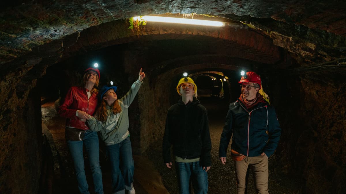 Besucher*innen im Hasestollen