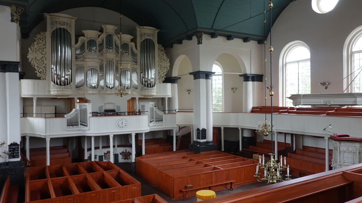 Große Kirche innen mit der barocken Orgel