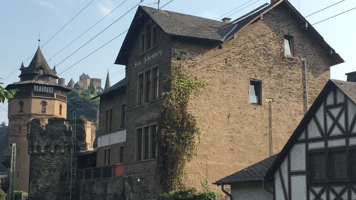 Der Haagsturm (Rheinseite), im Hintergrund die Schönburg