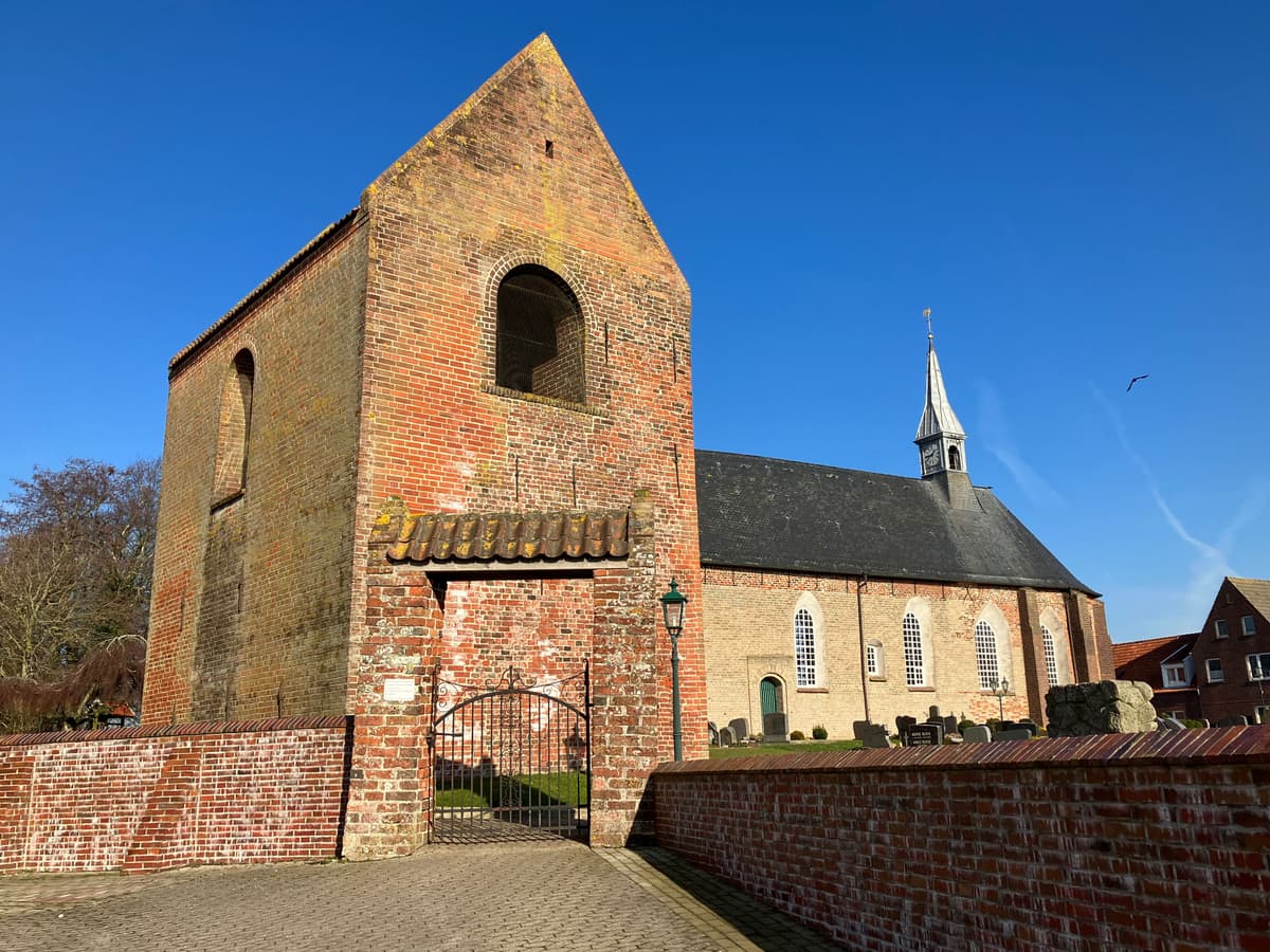 St. -Marienkirche Nesse mit Glockenturm