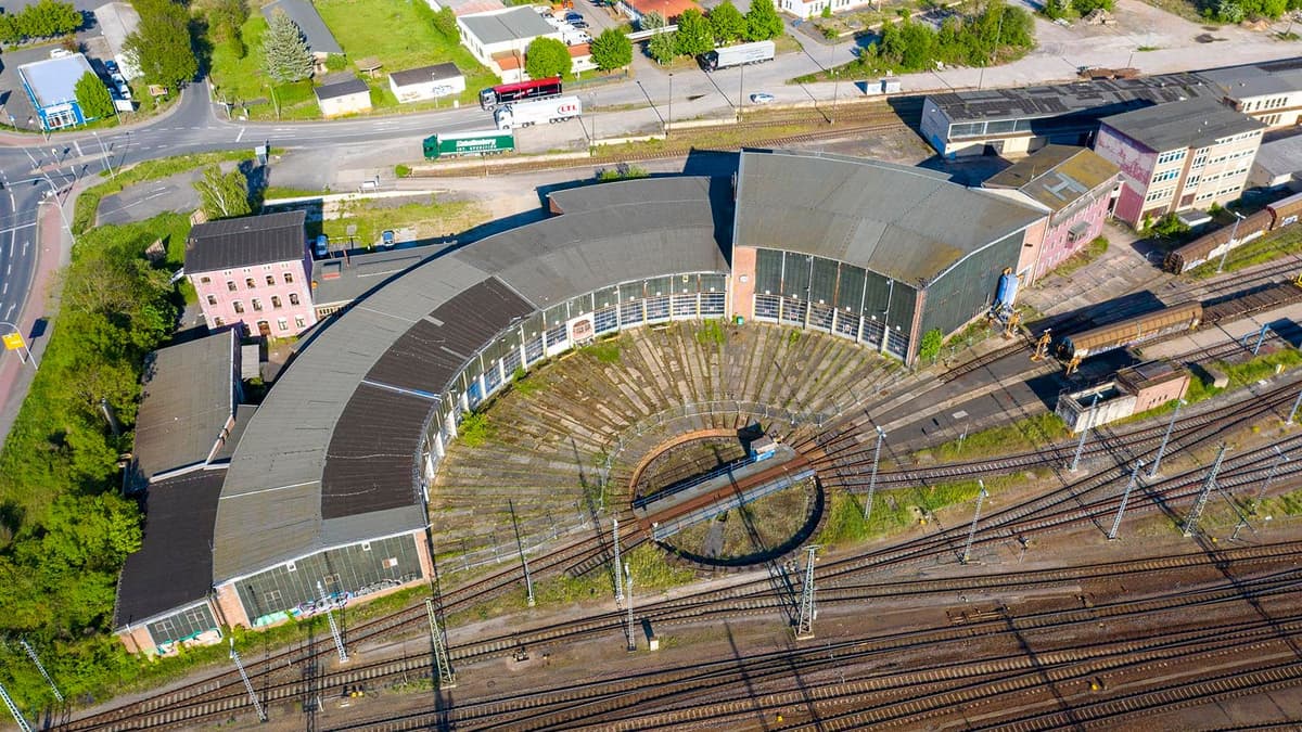 Luftbild Ringlokschuppen mit Drehscheibe