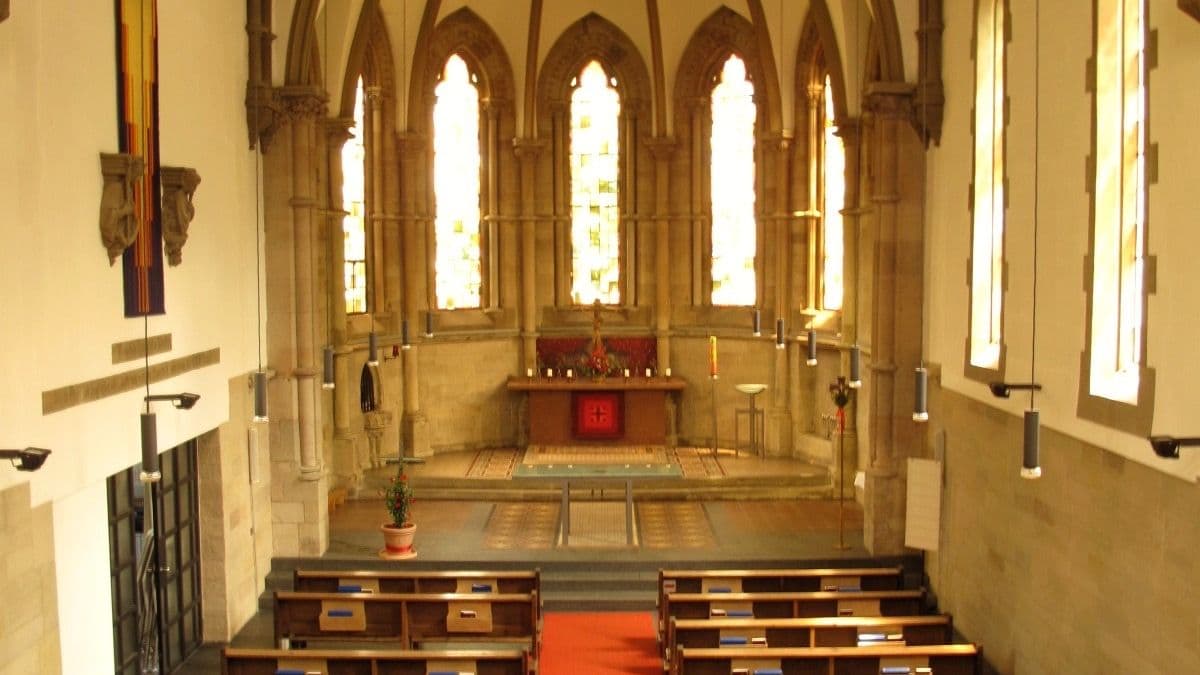 Teilansicht Kirchenschiff mit Chorraum