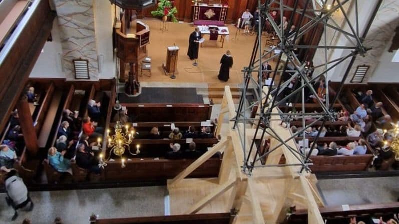 Schelfkirche mit Stützgerüst im Innenraum