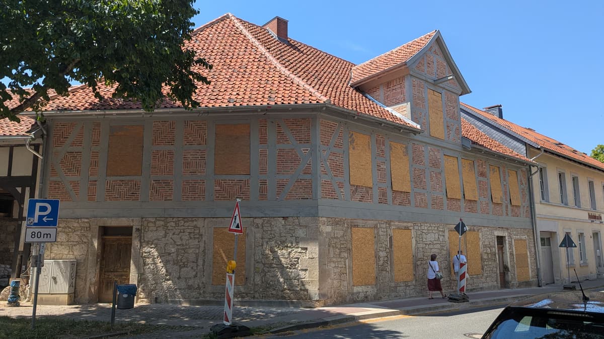 Straßenansicht mit saniertem Fachwerk