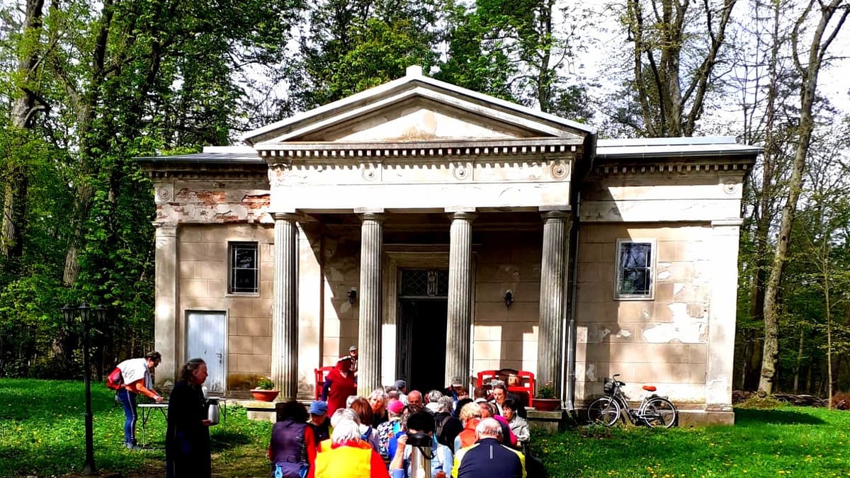 Wandergruppe bei der Rast am Mausoleum