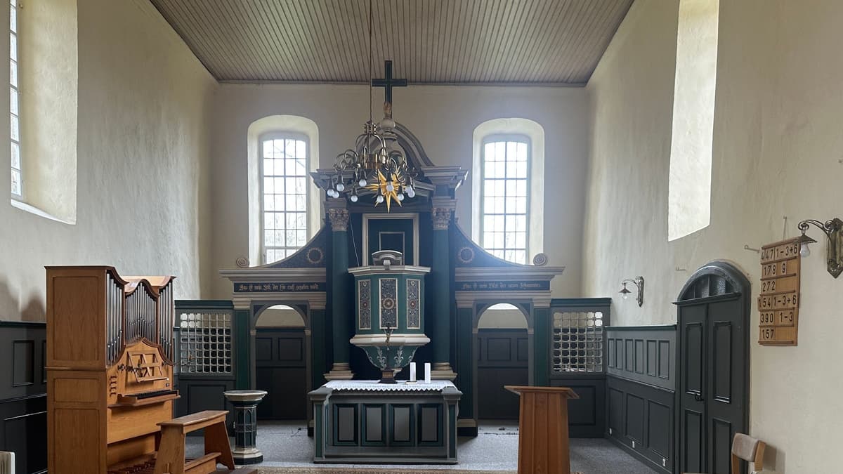 Innenraum der Dorkirche mit barockem Altar