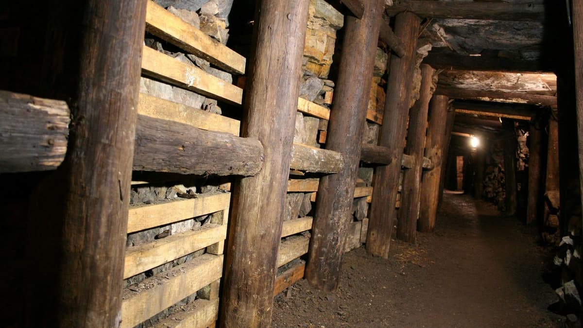 Holzausbau in einer Grundstrecke