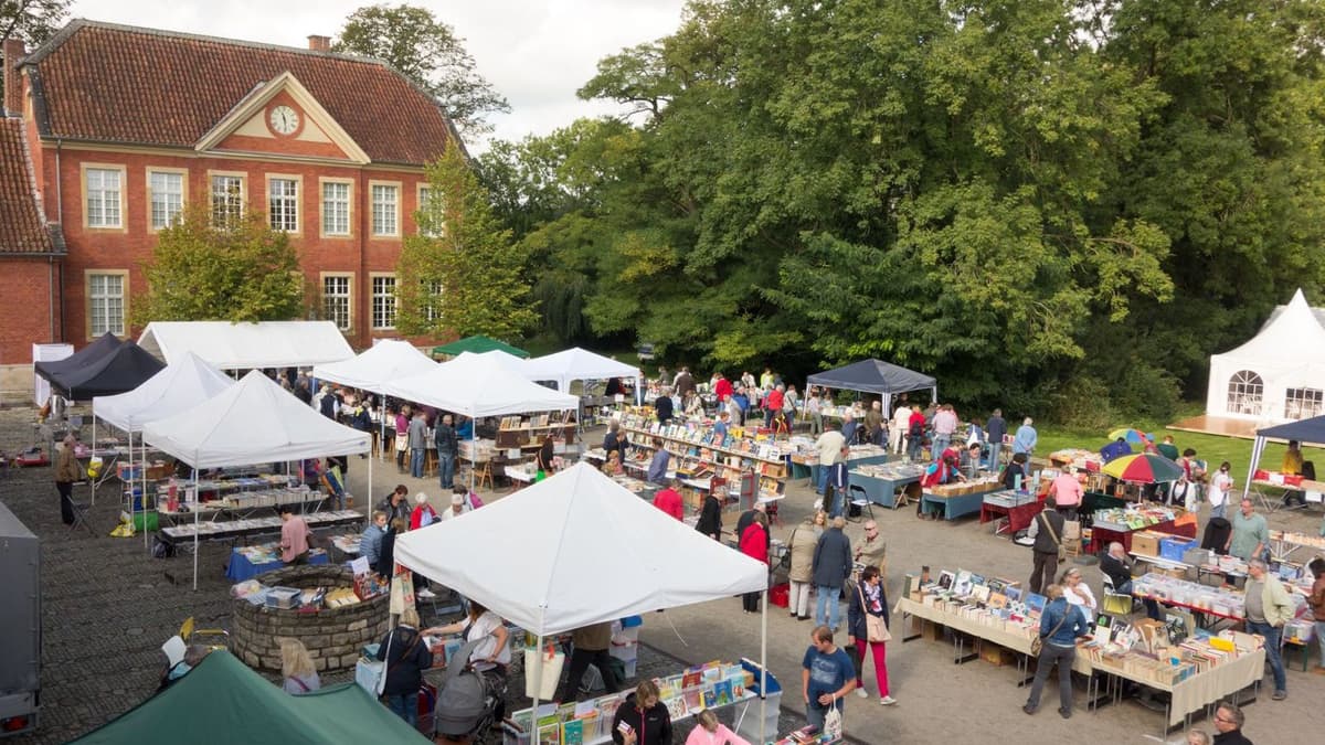 Büchermarkt vor Haus Nottbeck