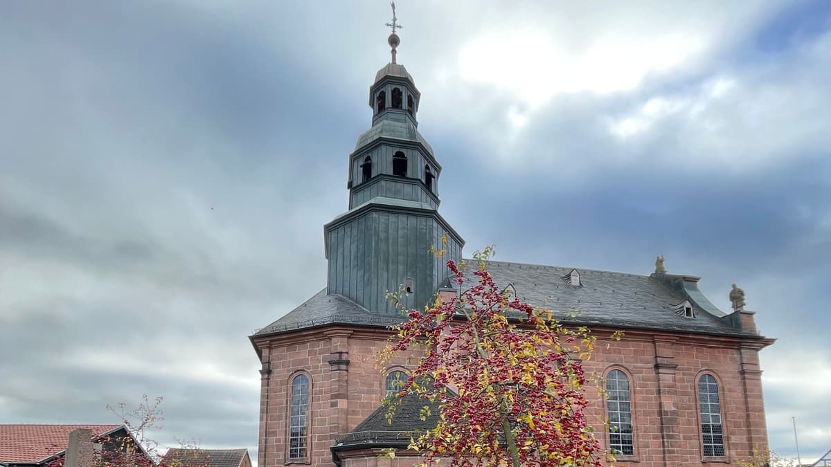 Blick von Nordosten auf die Kirche