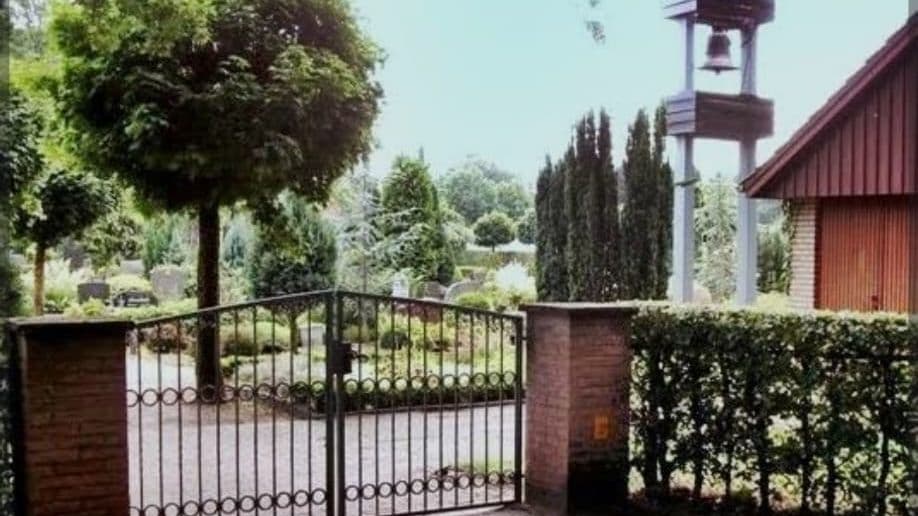 Blick auf den Friedhof mit Friedenskapelle