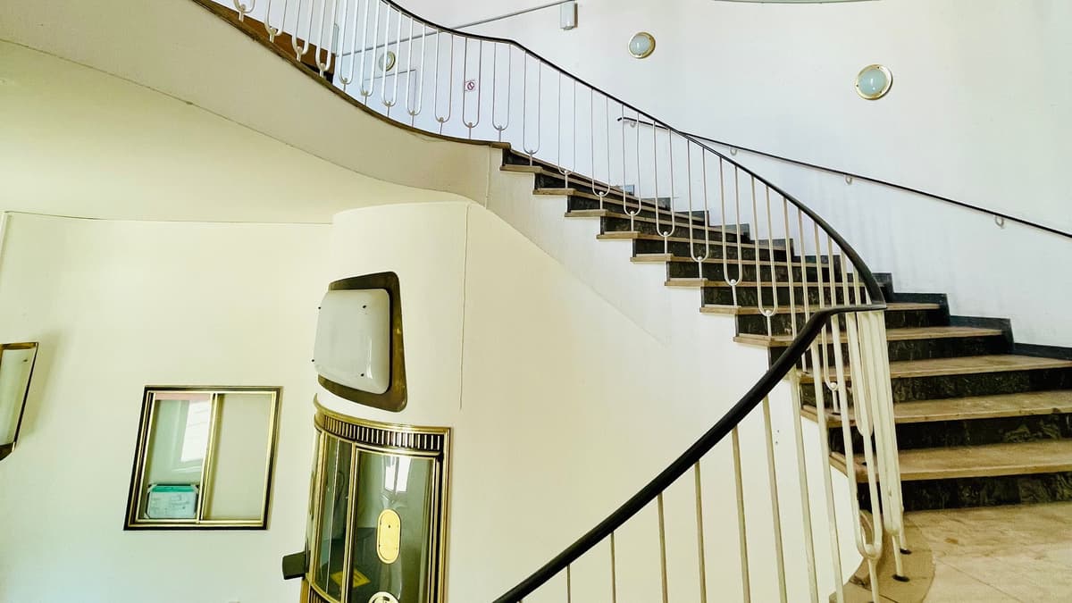 Eine elegant geschwungene Treppe im Eingangsbereich führt zu den Filmsälen