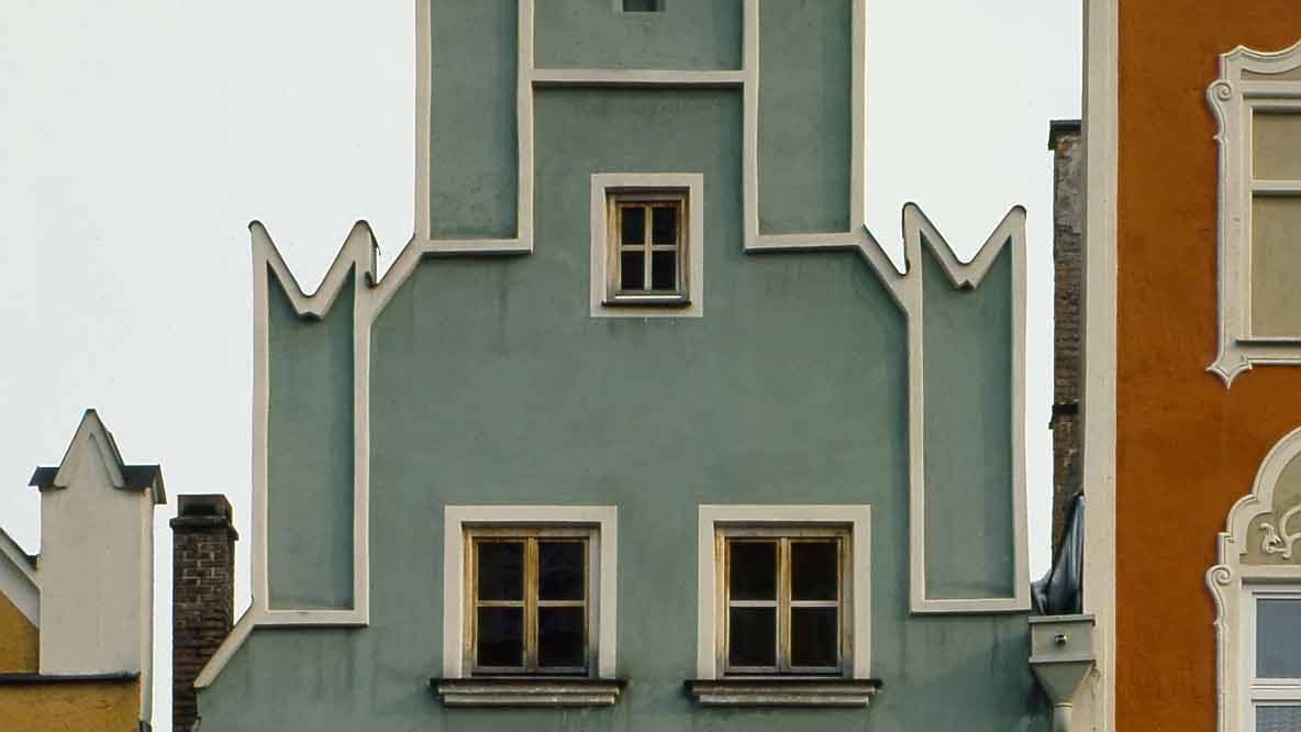 Fassade Neustadthaus von Fritz Koenig