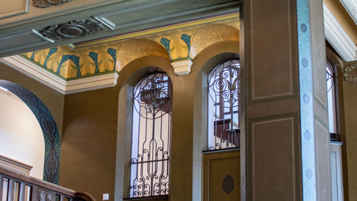 Treppenhaus mit Jugendstilmustern