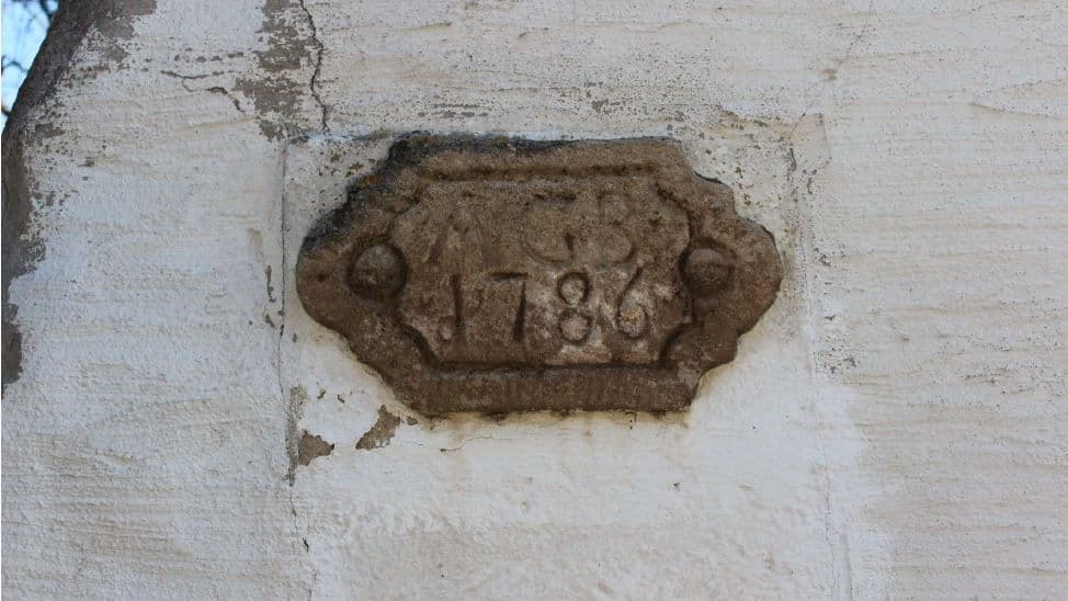 Inschrift Westseite mit Baujahr