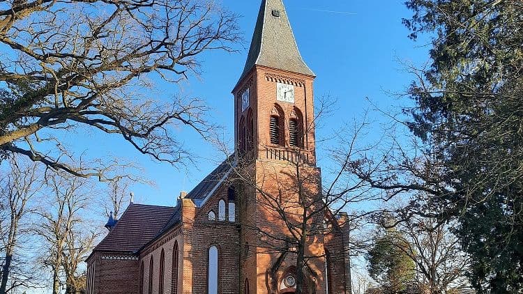 Kirche Conow