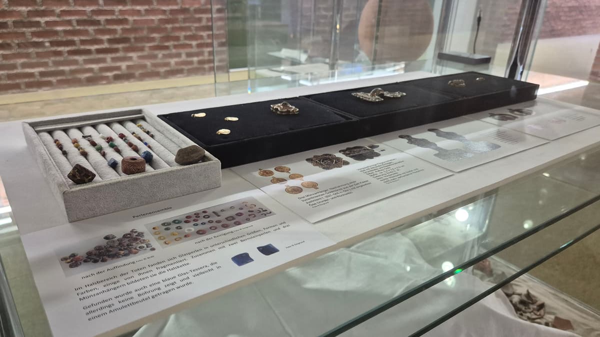 Blick in die Vitrine im oberen Rathausfoyer