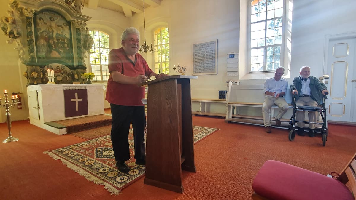 Gemeindekirchenrat Peter Woratz in der Dorfkirche Satzkorn