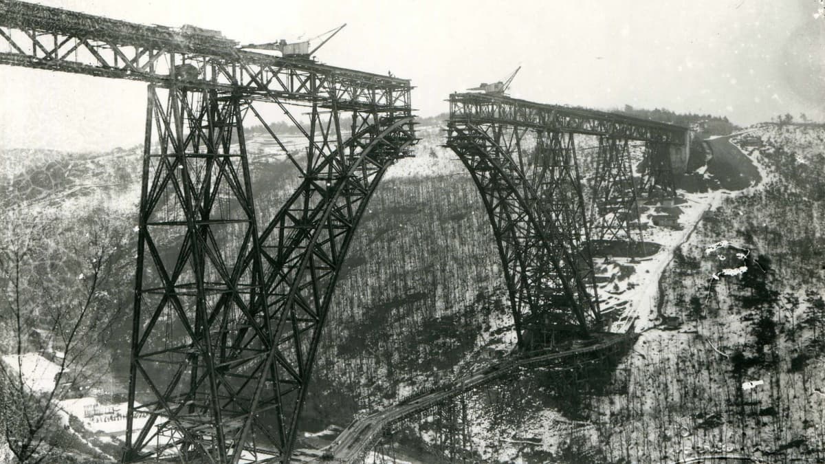 Die Müngstener Brücke kurz vor Fertigstellung und Lückenschluss