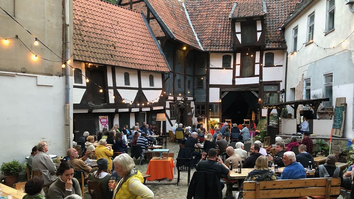 Buntes Leben im Hof