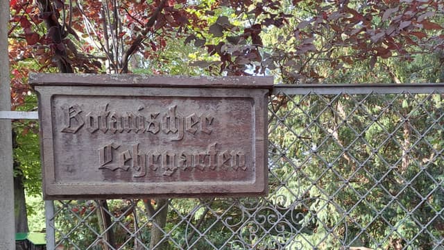 Botanischer Garten mit Turmhaus