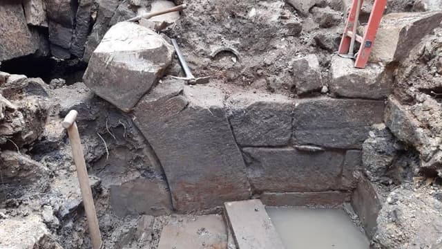Die mittelalterliche Dammstraßenbrücke und ihr archäologisches Umfeld