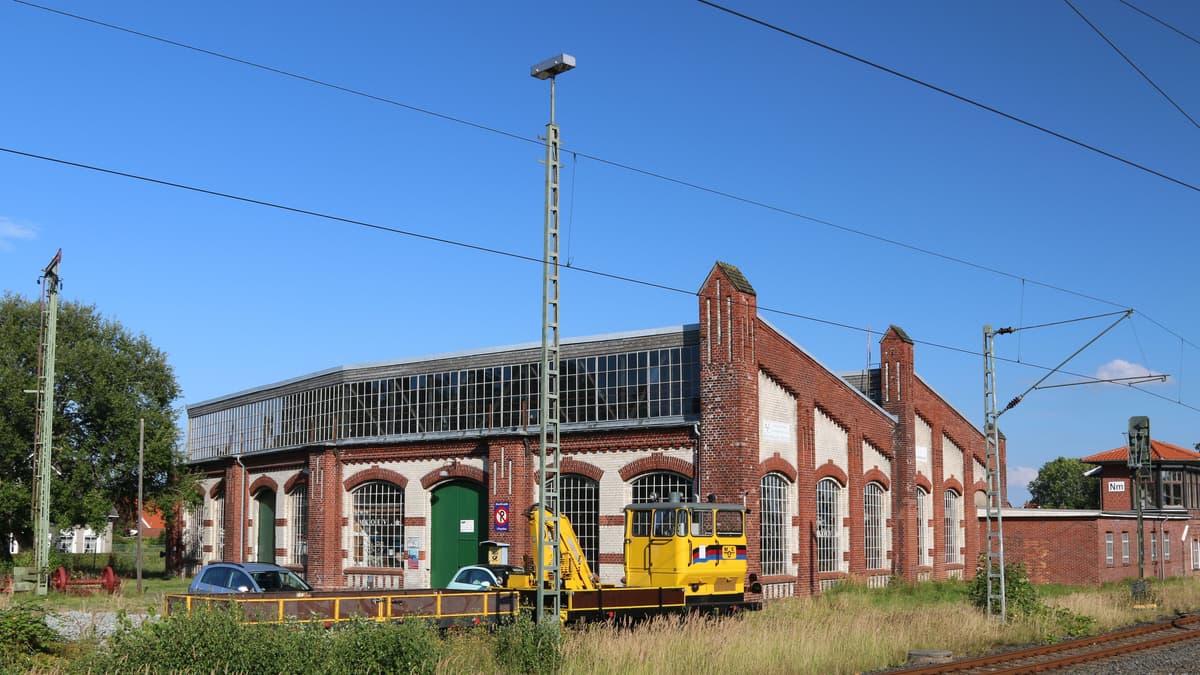 Lokschuppen mit Stellwerk Nm (rechts)