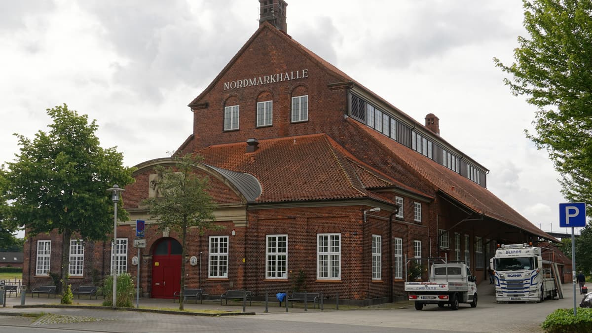 Ansicht Eingang und Bahnhofsfassade