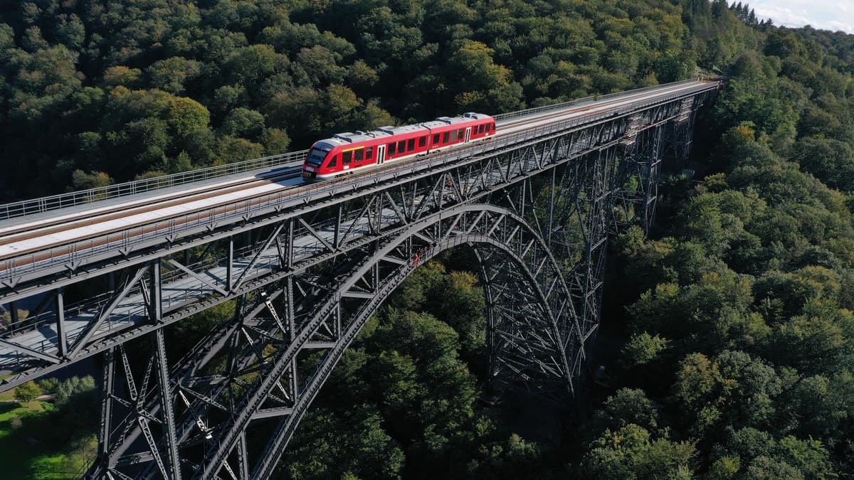 Die sanierte Müngstener Brücke bei Bahnverkehr