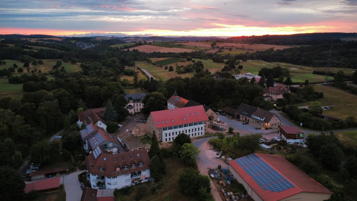Buchenauerhof mit Blick auf neues Bürogebäude