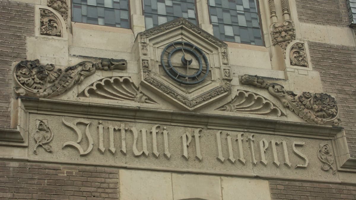 Schriftzug über Eingangsportal