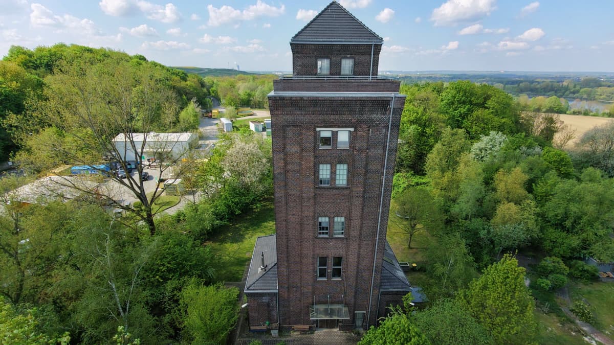 Der Schachtturm erinnert heute an die technische Infrastruktur des weit verzweigten Grubennetzes