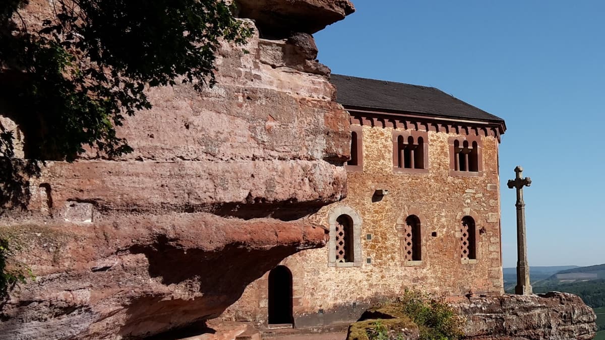 Klause mit Gedenkkreuz
