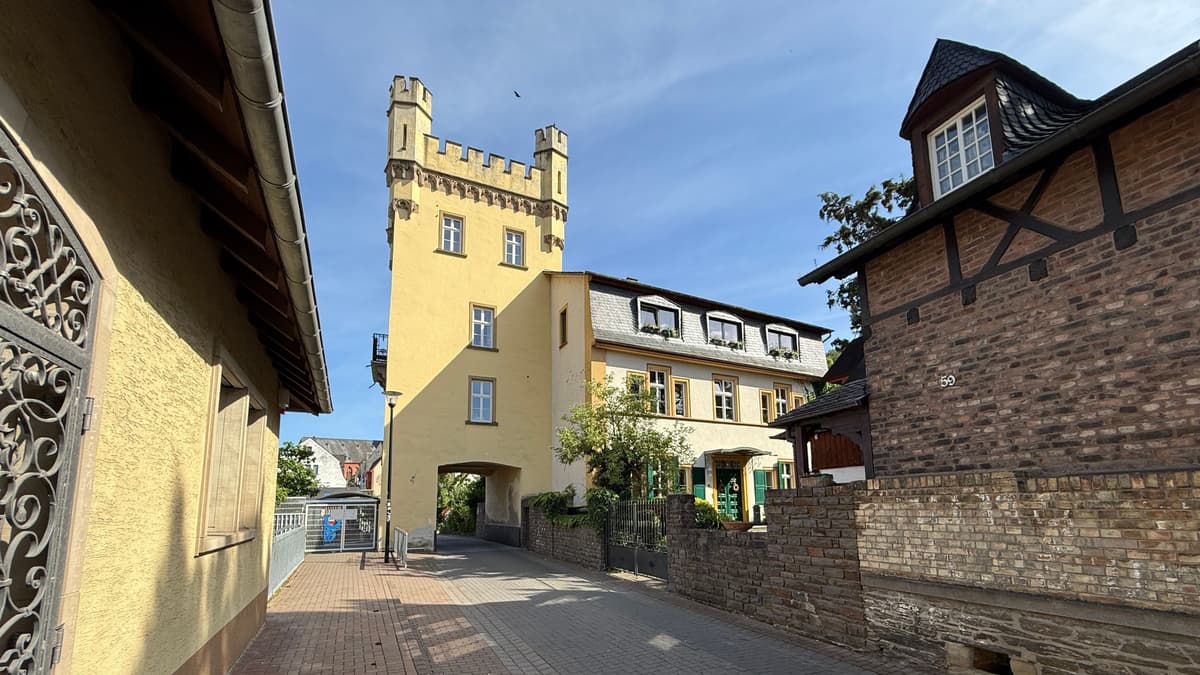 Die Stadtseite des Turms mit "Villa Nova"