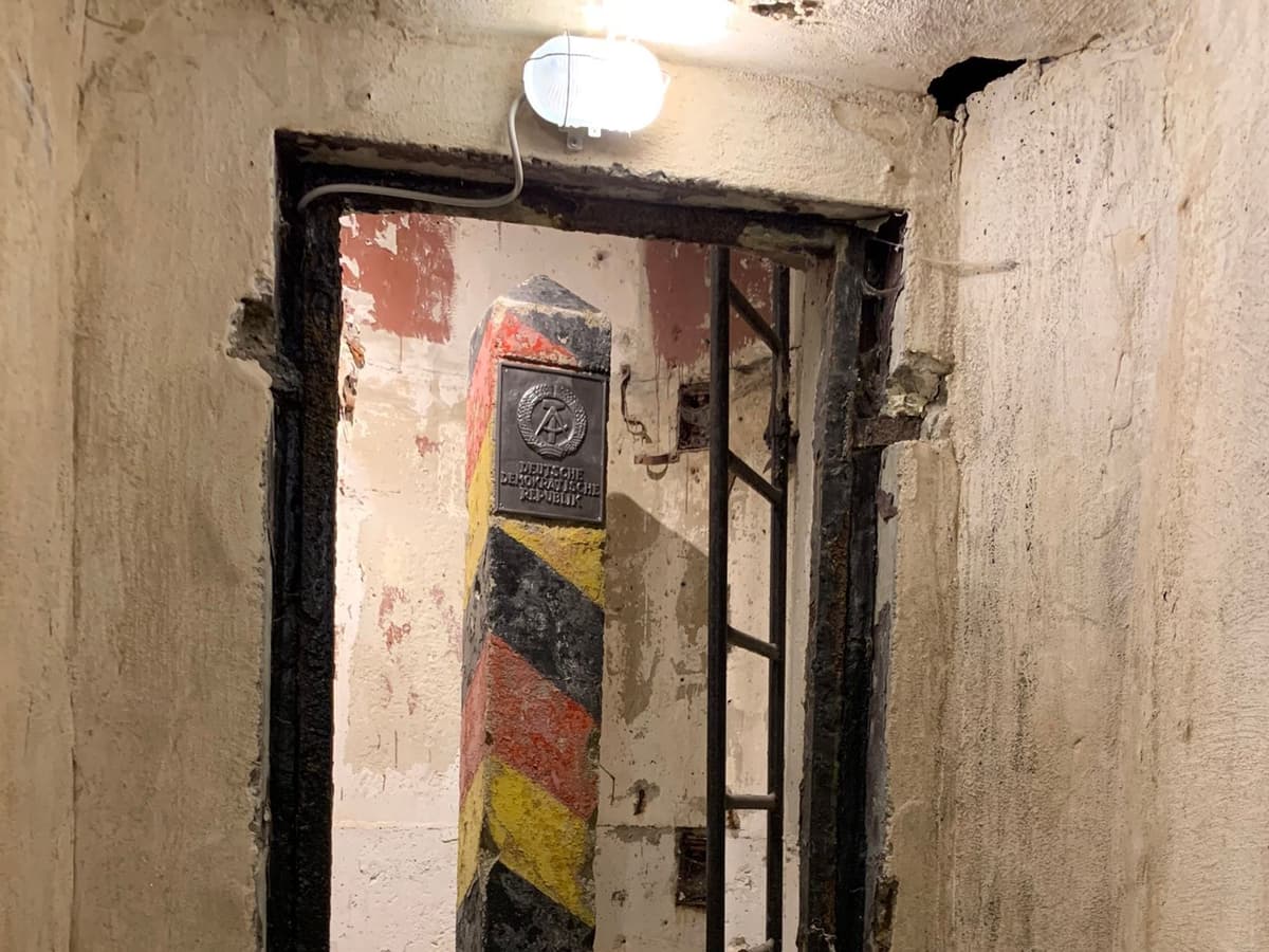 Grenzsäule im Turmaufgang zum BT11