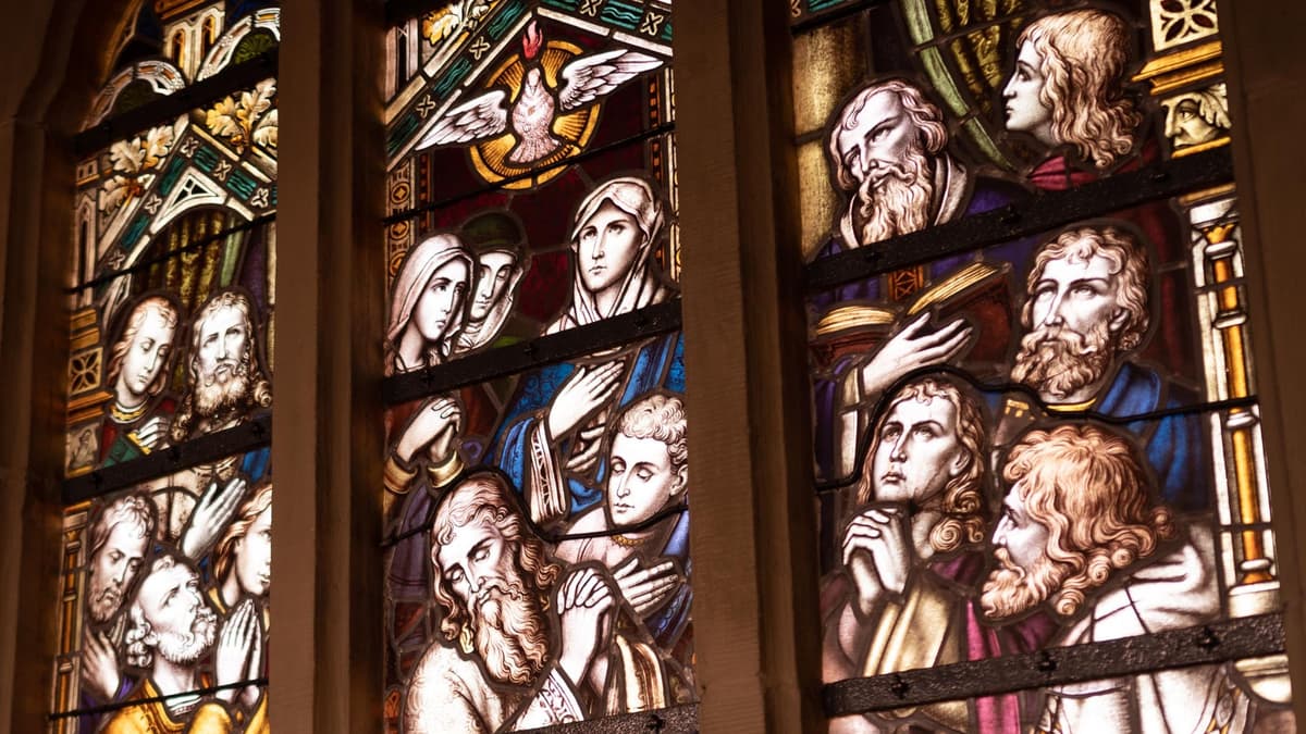 Erlöserkirche - Kirchenfenster mit Pfingstmotiv