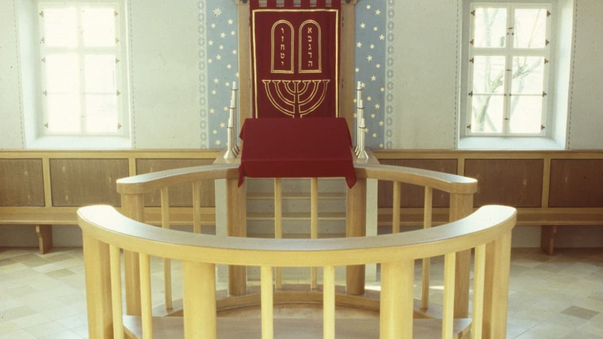 Blick auf Bima in der Synagoge Ermreuth