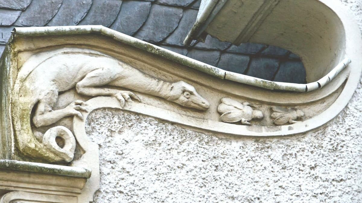 Basilisk am Giebel der Villa Artis
