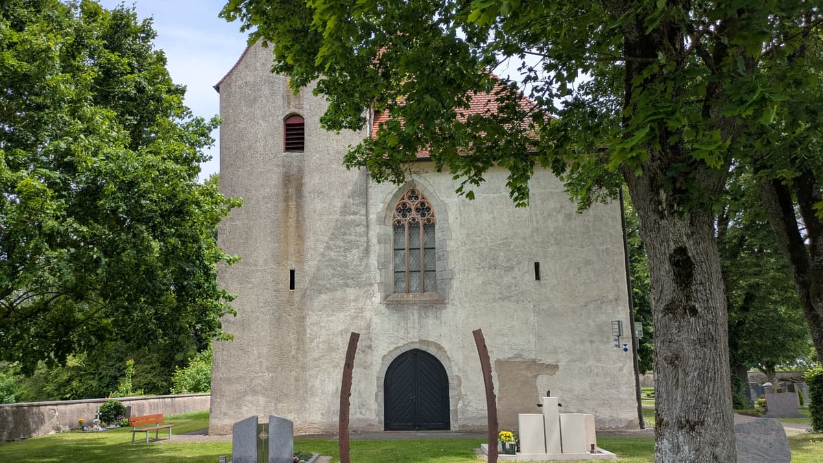 Westeingang Klosterkirche Mönchsroth mit Skulptur von Thomas Röthel