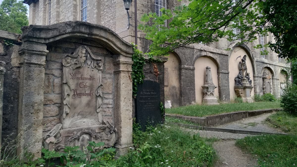JOhannisfriedhof mit an die Südfassade der Friedenskirche versetzten Grabmalen Kreußler