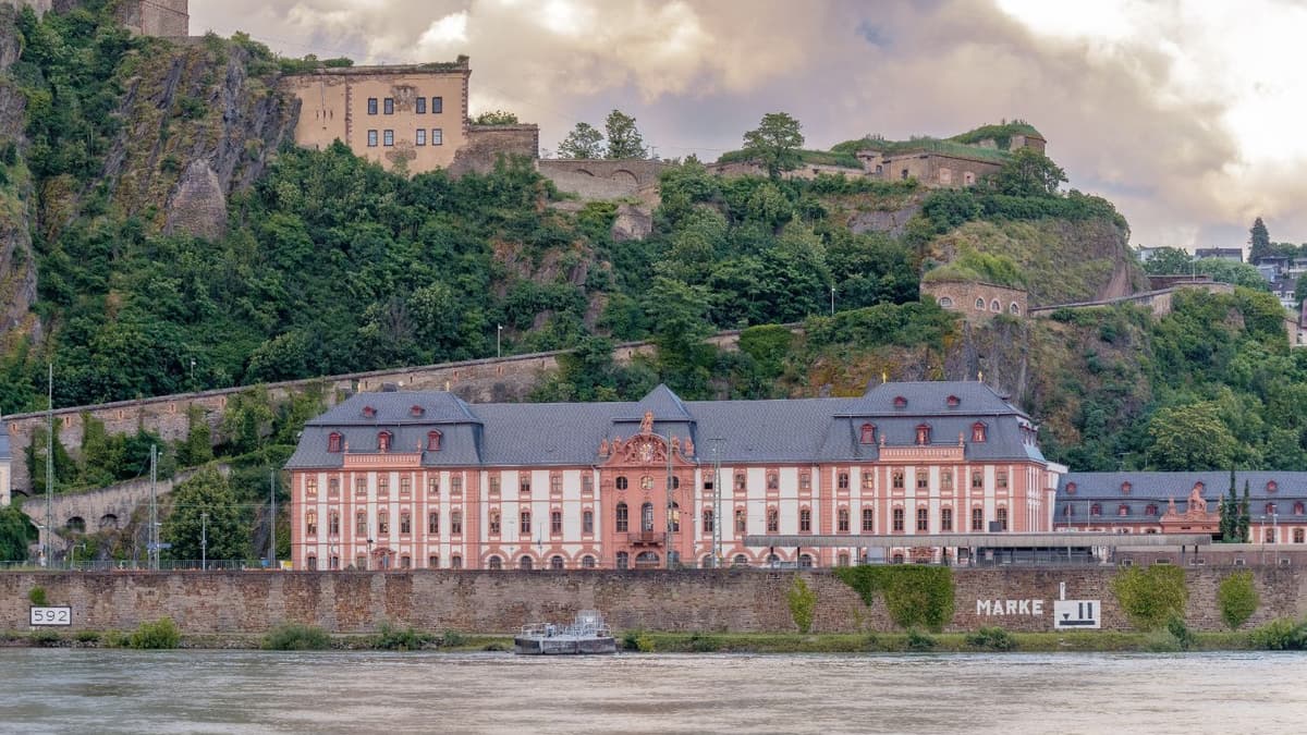 Dikasterialgebäude von der anderen Rheinseite
