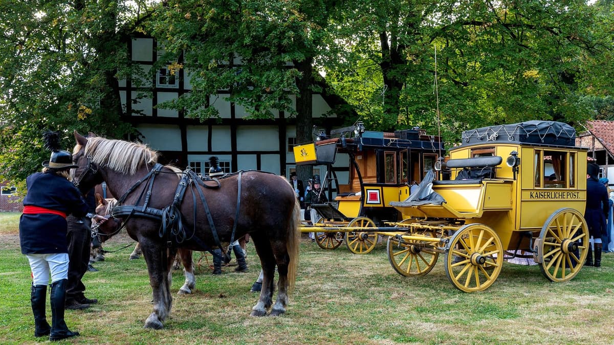 Historische Postkutschen vor dem Ostgiebel