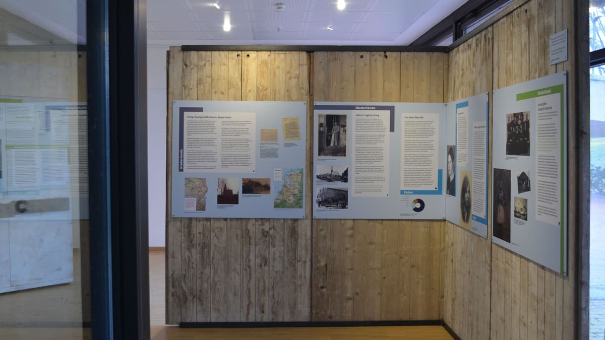 Die Barackenwand in der Ausstellung