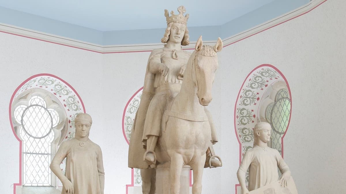 Restauriertes Original der Figurengruppe "Magdeburger Reiter" im Kaiser-Otto-Saal des Museums