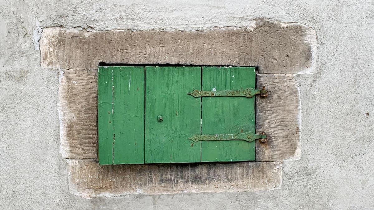 Fenster im Sockelbereich des Fachwerkhauses Bergstr.4 in Flacht