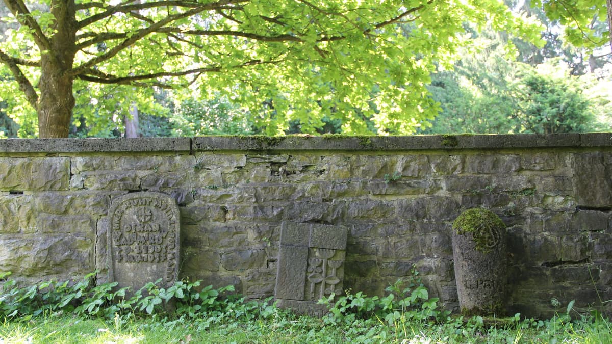 Mettmann Friedhof Goethestr., Ehrenmalmauer
